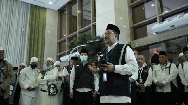 
 Wakil Menteri agama sekaligus Naib Amirul Hajj, Zainut Tauhid Sa'adi melepas jemaah haji Indonesia ke Tanah Air beberapa waktu lalu. (Dok. MCH 2022/Suara.com/Bogordaily.net)
