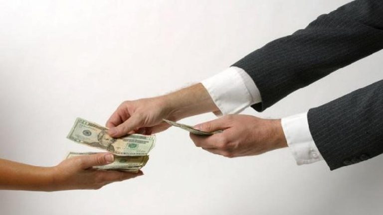 Perhatikan 4 Risiko Meminjam Uang Kepada Teman