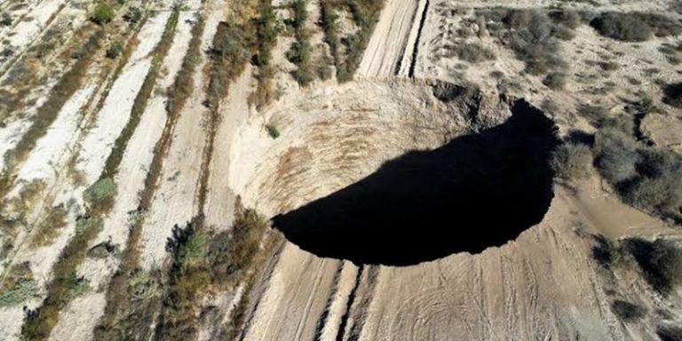 Lubang Sinkhole Besar yang Muncul Misterius di Chili