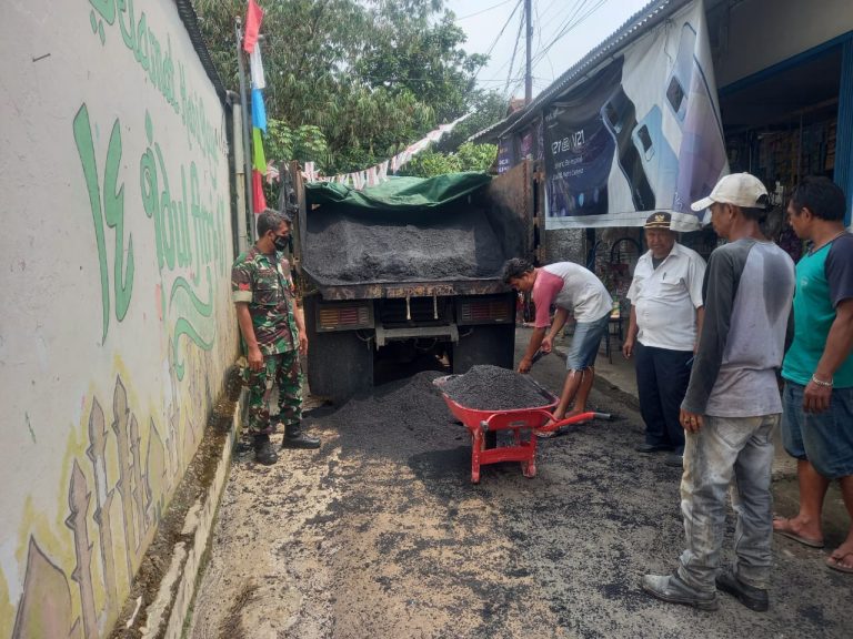 Monitoring, TNI Pelototi Perbaikan Jalan Sepanjang Sempur-Ciluar