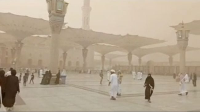 
 Badai pasir di Masjid Nabawi Madinah. (Tangkapan Layar Video Puskes Haji Kemenkes RI/CNN Indonesia/Bogordaily.net)
