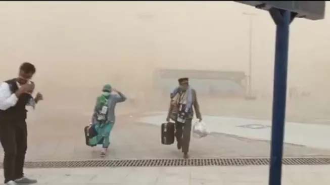 
 Kepulangan jamaah haji  diwarnai badai pasir di Bandara Madinah, Minggu 7 Agustus 2022. (ANTARA/HO.MCH2022/Suara.com/Bogordaily.net)