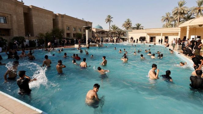 
 Warga Irak berunjuk rasa dan menggeruduk Istana Republikan Irak dan berenang di kolam istana.(REUTERS/Ahmed Saad TPX IMAGES OF THE DAY)