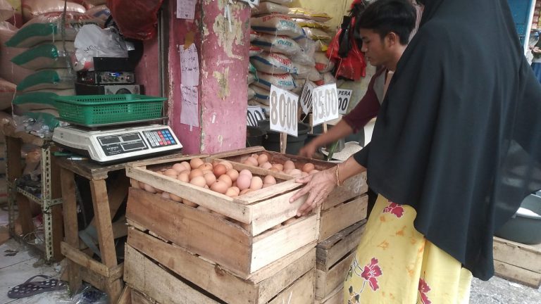 Wush! Harga Telur di Pasar Ciluar Bogor ‘Terbang Lagi’