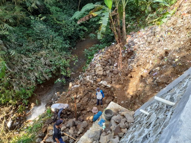 Pembangunan Turap di Muarasari, Kota Bogor Dipelototi Tentara