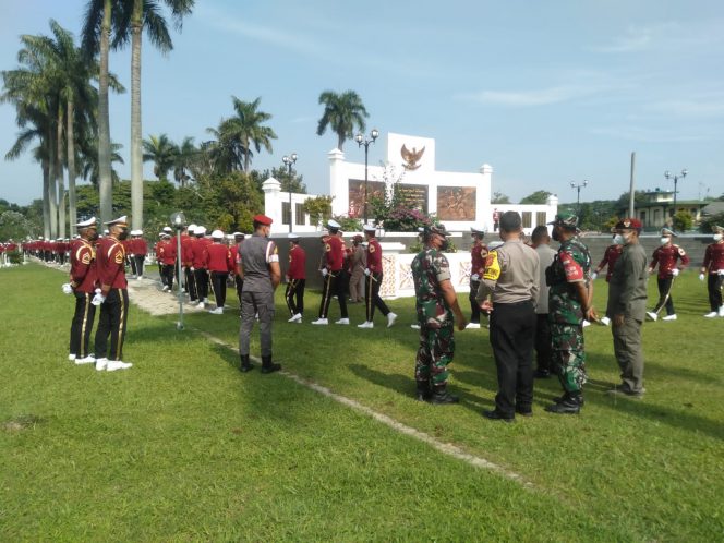 
 Babinsa Kelurahan Empang monitoring ziarah rombongan taruna dan taruni Sekolah Tinggi Intelijen Negara (STIN) Angakatan XV Tahun 2022 di Taman Makam Pahlawan Dreded.