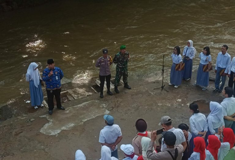 Kemeriahan Upacara HUT RI di Bantaran Sungai Ciliwung Bogor