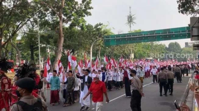 
 Kirab bendera Merah Putih dari Istana Merdeka hingga Bundaran HI, Minggu 28 Agustus 2022. (Rakha/Suara.com/Bogordaily.net)
