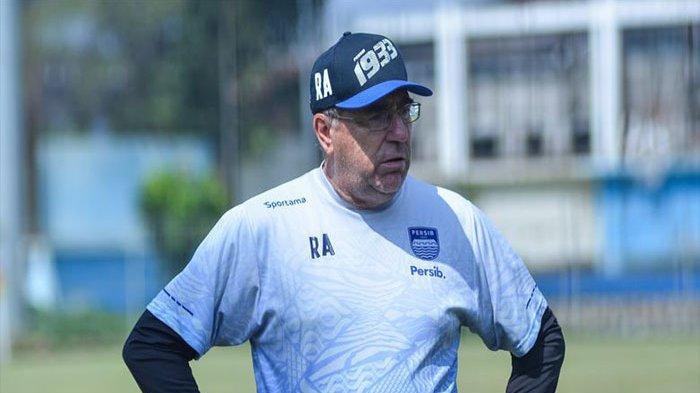 Robert Rene Resmi Mundur dari Kursi Pelatih Persib Bandung