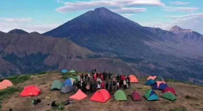 
 Pendakian ke Gunung Rinjani mulai ramai dipesan untuk perayaan Hari Kemerdekaan Republik Indonesia pada 17 Agustus 2022. [Istimewa/beritabali.comvia suara.com]
