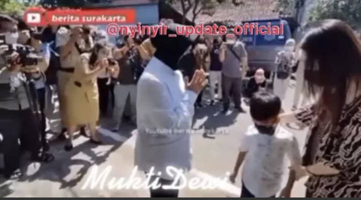 Viral Video Jan Ethes Cucu Presiden Jokowi Masuk SD, Disambut Mirip Kakeknya