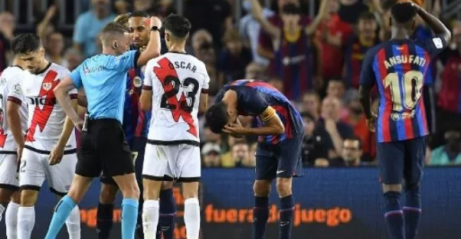 
 Momen di mana kapten Barcelona tertunduk kecewa usai diganjar kartu merah oleh wasit saat timnya menjamu Rayo Vallecano di Stadion Camp Nou, Minggu (14/8/2022) dini hari WIB, pertandingan berakhir imbang 0-0. (Foto: AFP via suaracom)
