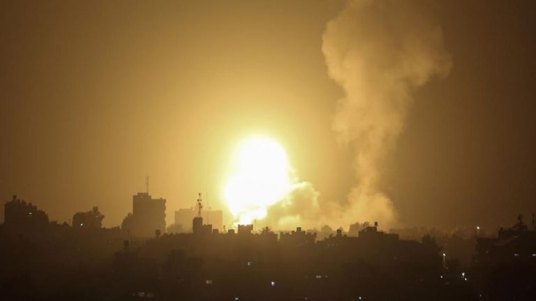Israel Serang Jalur Gaza, 24 Orang Tewas Termasuk Anak-Anak