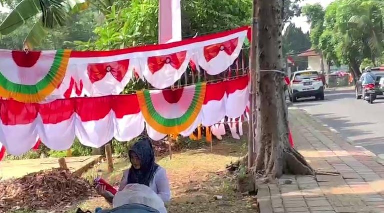 Efek Pandemi, Omset Pedagang Bendera di Bogor Anjlok
