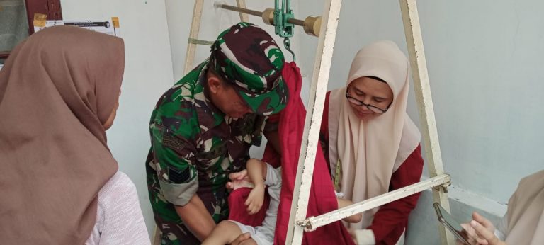 Babinsa Kelurahan Cibuluh Monitoring Giat Posyandu Bunga Mekar