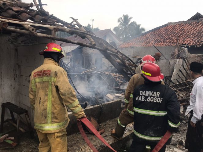
 Damkar saat Berusaha Padamkan Api yang Hanguskan Dua Rumah di Kecamatan Jasinga. (Ruslan/Bogordaily.net)