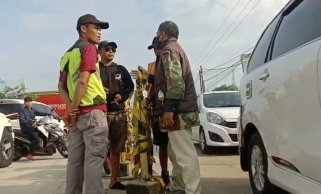 
 Akibat Macet Panjang, Seorang Warga Meminta Pihak Kontraktor Agar Membuka Penutup Jalan. (Ruslan/Bogordaily.net)