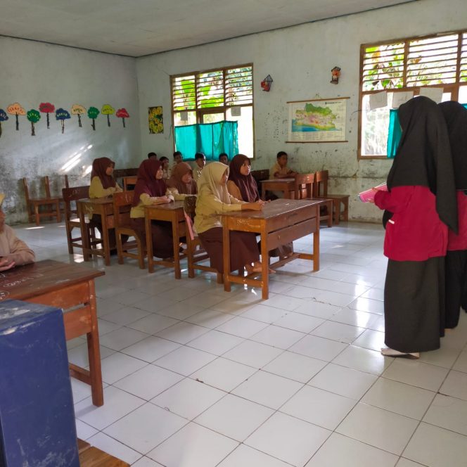 
 mahasiswa IUQI Bogor sedang memberikan ilmu ciri-ciri berakhlak mulia kepada anak siswa sekolah dasar. (istimewa/Bogordaily.net)