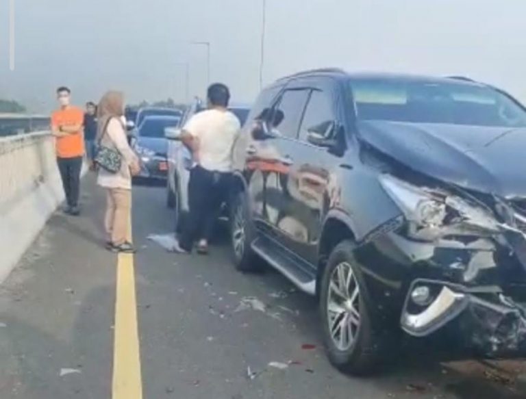 Kecelakaan Beruntut Terjadi di Tol Layang MBZ, 10 Mobil Alami Kerusakan