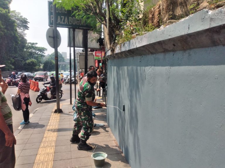 Bentuk Kepedulian, Babinsa Sertu Sarif Usman Ngecet Dinding di Jalan Otista