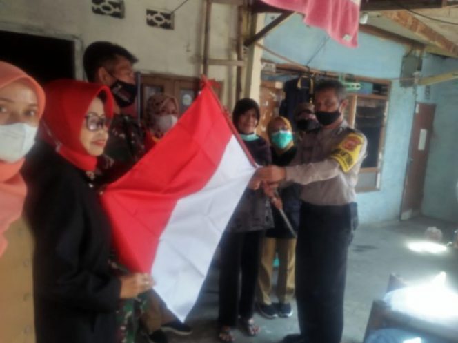 
 Babinsa Kodim 0606 Kota Bogor, Sertu Syahrir berikan bendera merah putih kepada warga Kelurahan Bondongan, Kecamatan Bogor Selatan, Kota Bogor.(Istimewa/Bogordaily.net)