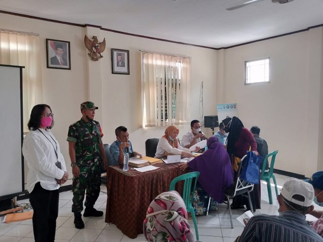 
 Babinsa Kelurahan Cimahpar melaksanakan kegiatan monitoring pembagian serifikat di Aula Kelurahan Cimahpar, Rabu 10 Agustus 2022.(Istimewa/Bogordaily.net)