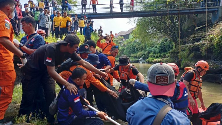 Tim SAR Temukan Jasad Bocah yang Tenggelam di Ciliwung