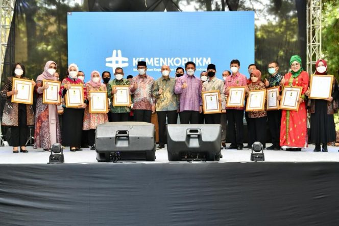 
 Peringatan Harnas UMKM digelar di Cihampelas Walk, Bandung, Jumat, 12 Agustus 2022. (Humas KemenkopUKM/Bogordaily.net)