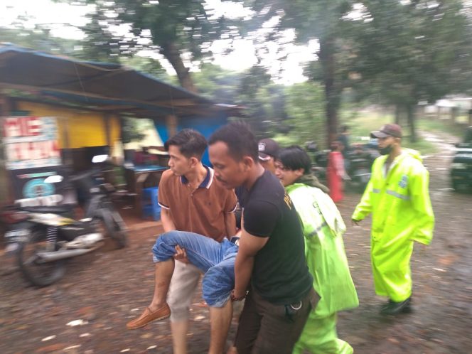 
 Usai Tersambar Petir, Pria Ini Dilarikan ke Rumah Sakit. (Ruslan/Bogordaily.net)