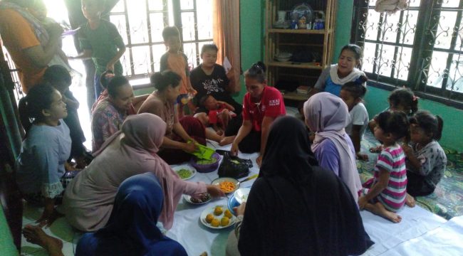 KKN Medali UIKA tengah melakukan seminar UMKM kelada Ibu-ibu desa Candali. (Istimewa/Bogordaily.net)