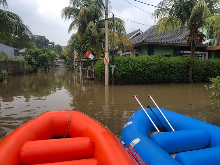 Terendam Banjir, Warga Perumahan Mutiara Hijau Cibinong Bogor Dievakuasi Pakai Perahu Karet