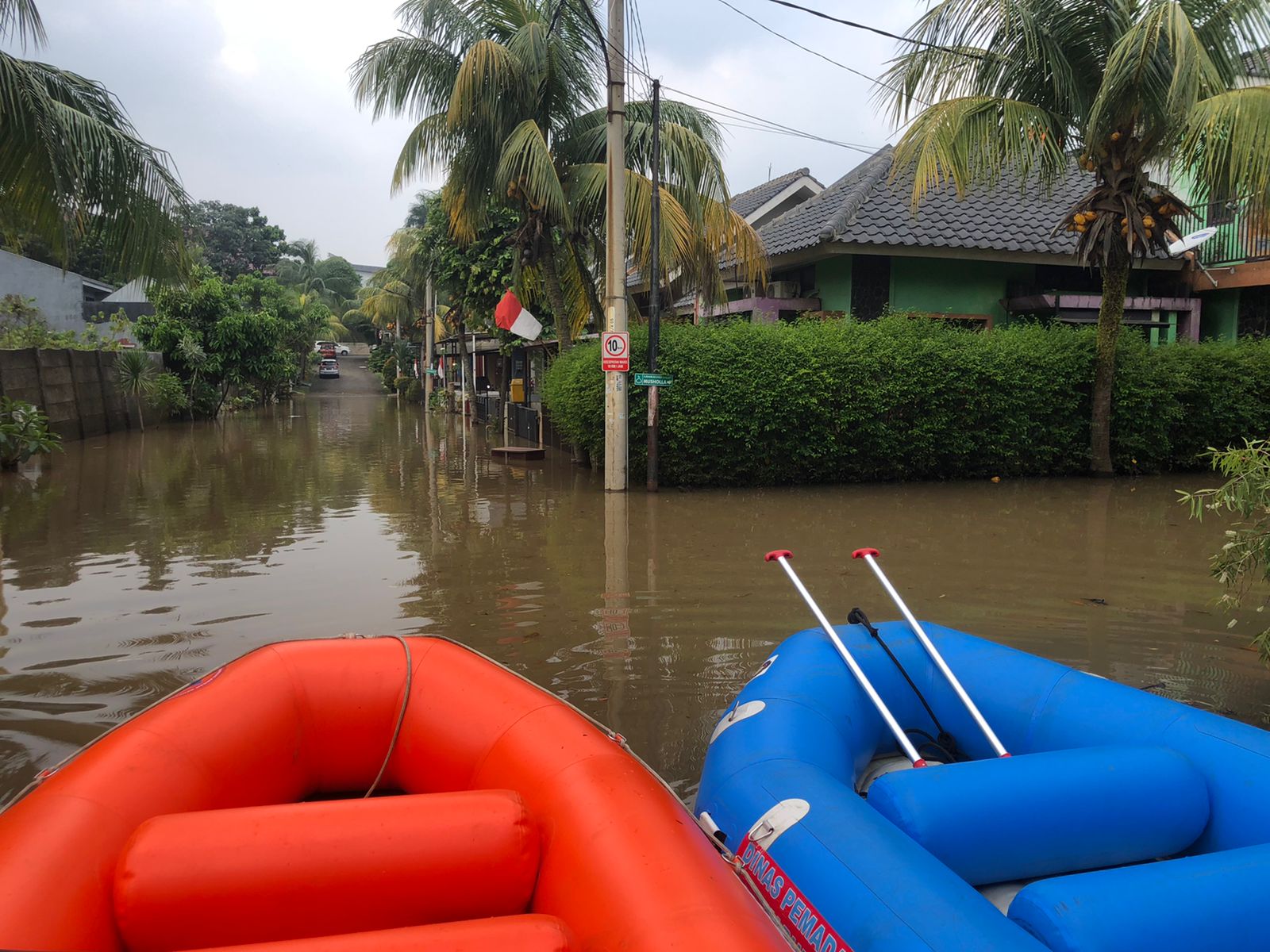 Terendam Banjir, Warga Perumahan Mutiara Hijau Cibinong Bogor ...