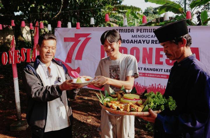 Peringati HUT ke-77 RI, Pemuda Sukajadi Potong Tumpeng Bersama Tokoh Masyarakat
