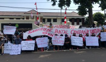 Aksi demonstrasi warga Cileungsi di depan gedung Pengadilan Negeri Cibinong Kelas 1A. (Mutia/Bogordaily.net)