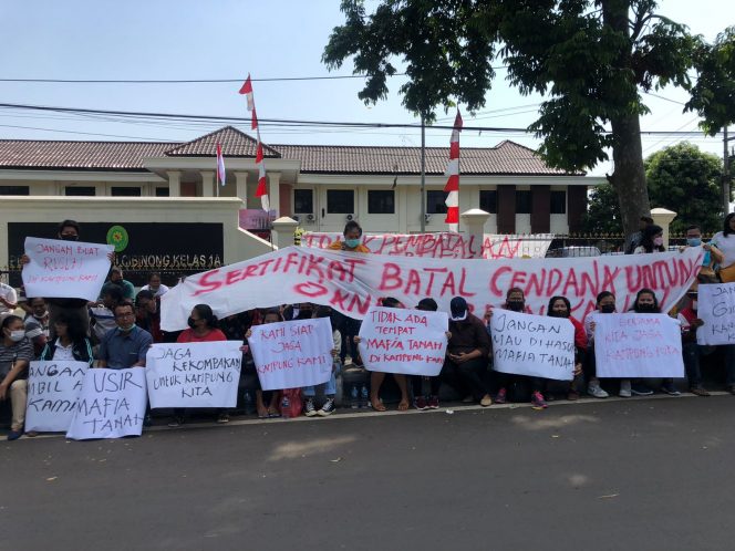 
 Aksi demonstrasi warga Cileungsi di depan gedung Pengadilan Negeri Cibinong Kelas 1A. (Mutia/Bogordaily.net)
