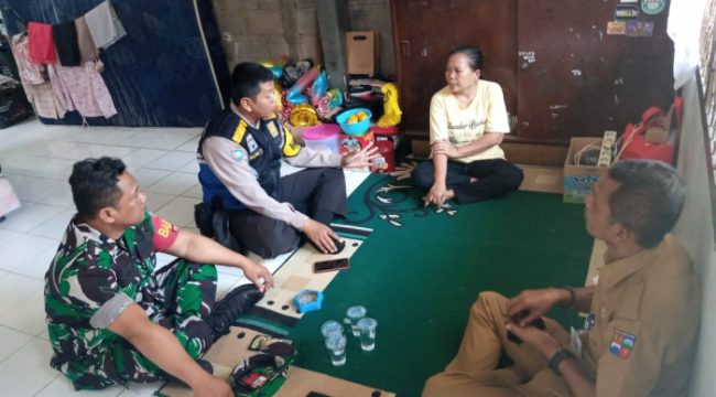 Babinsa Kelurahan Ciwaringin lakukan giat komsos jenguk warga yang sedang sakit, Kamis 18 Agustus 2022.(Istimewa/Bogordaily.net)