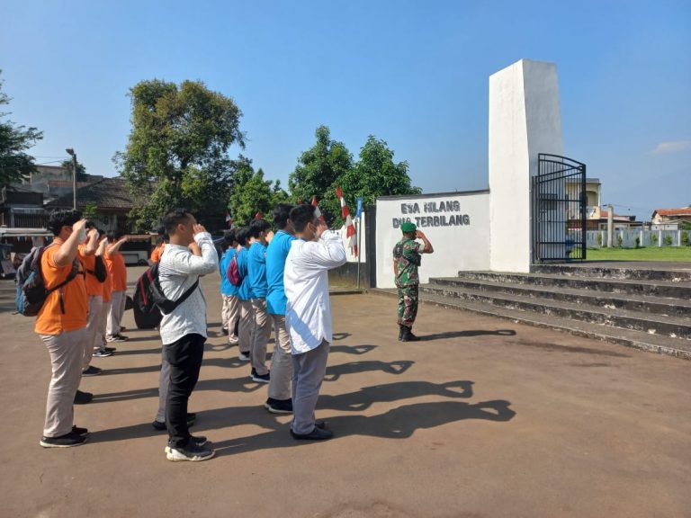 SMA Cahaya Rancamaya Ziarah bareng Babinsa Kelurahan Empang