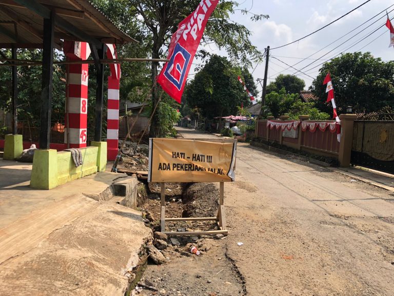 Perbaikan Jalan Mandek, Warga Kampung Jampang Kena Imbas