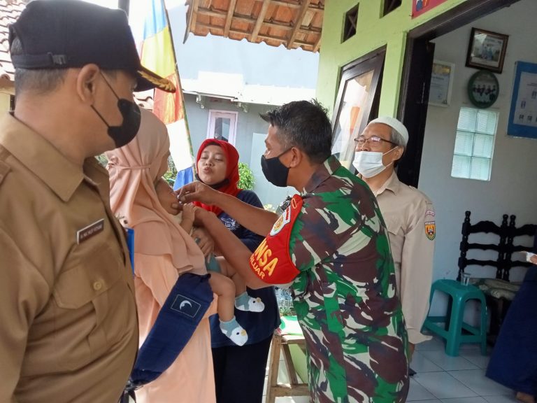 Babinsa Ciluar Monitoring Imunisasi Anak di Posyandu Merpati