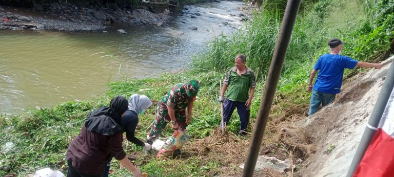 Warga Dibantu Sertu Sarip Usman Lakukan Bersih-bersih di Bantaran Sungai Ciliwung
