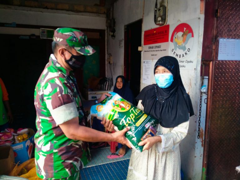 Kodim 0606 Kota Bogor Melalui Babinsa Lakukan Pendamping Bantuan Sosial di Beberapa Tempat