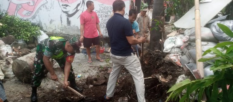 Demi Kenyamanan Bersama, Babinsa Gelar Kerja Bakti di Kelurahan Curug