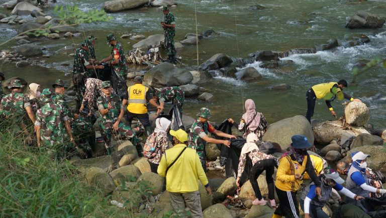 Keren! HUT ke-73 Korem, 300 Orang Terlibat Pembersihan Sungai Ciliwung