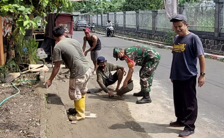 Semangat Gotong Royong, Kopka Didi Bersama Warga Perbaiki Jalan dan Trotoar