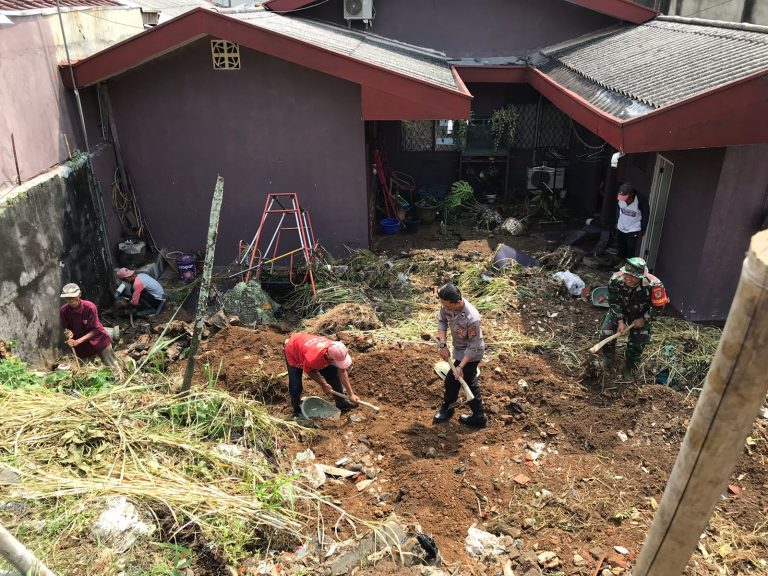 Serda Sandi Yuda Karya Bakti di Rumah Warga Terdampak Banjir dan Longsor