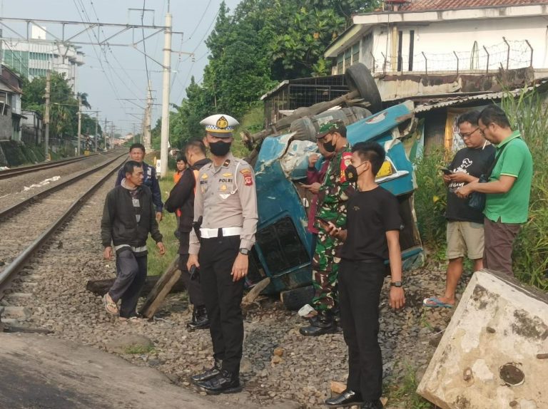 Akibat Rem Blong, Angkot Ketabrak KRL di Pintu Rel Kebon Pedes