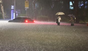 Mobil terendam banjir saat hujan deras di Seoul, Korea Selatan, Senin 8 Agustus 2022.(YONHAP/AFP/CNCB Indonesia/Bogordaily.net)