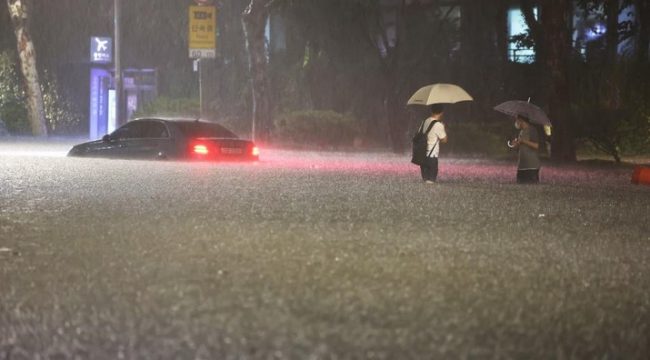 Mobil terendam banjir saat hujan deras di Seoul, Korea Selatan, Senin 8 Agustus 2022.(YONHAP/AFP/CNCB Indonesia/Bogordaily.net)