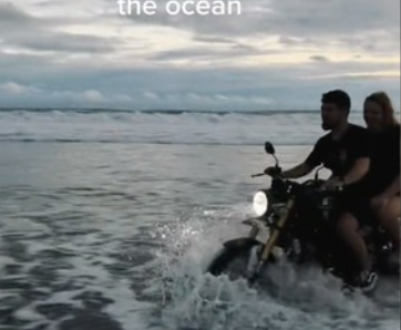 Terjang Ombak Pantai dengan Motor, Aksi Bule Ini Bikin Tepok Jidat