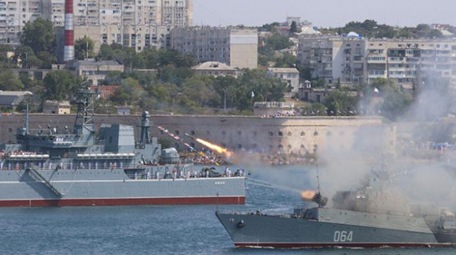 
 Korvet anti-kapal selam Rusia, Muromets, menembakkan rudal selama parade Hari Angkatan Laut di pelabuhan Laut Hitam Sevastopol, Crimea, Ahad, 26 Juli 2020. (Tempo/Bogordaily.net)